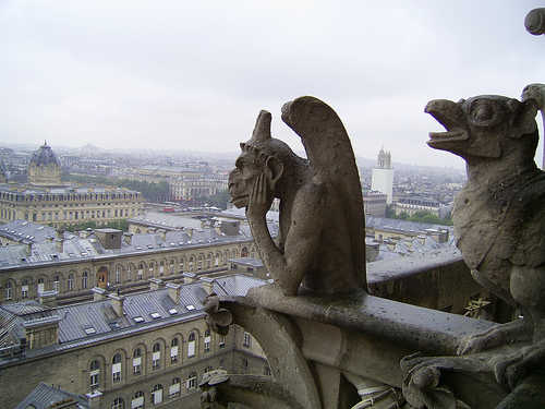 Gargola Gárgola contemplando París