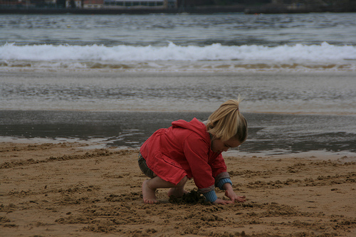 Niña jugando en La Concha