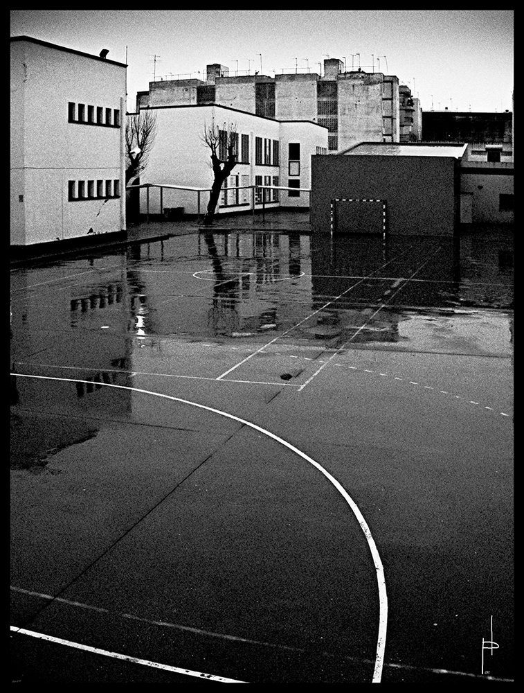 el_patio_bajo_la_lluvia_by_karraka-d3d1xko